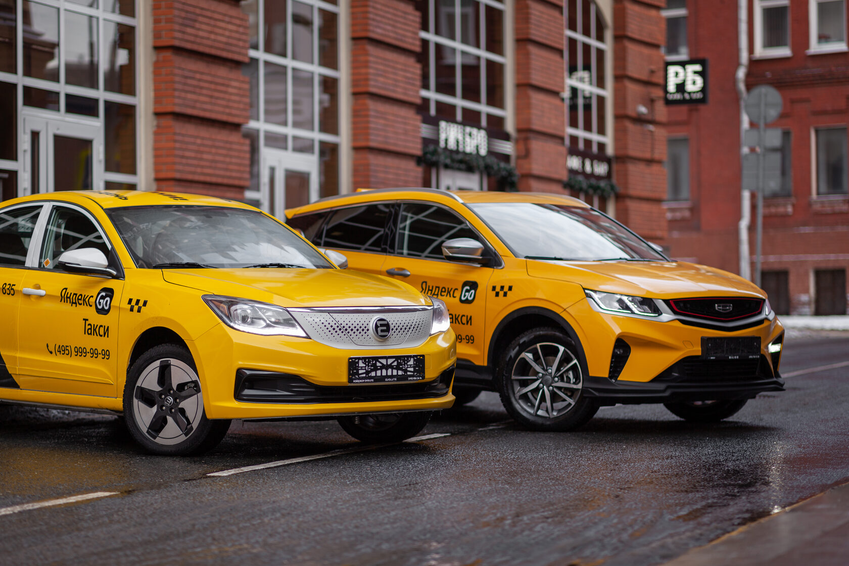 Обзор популярных автомобилей для работы в такси: от классики до современных моделей