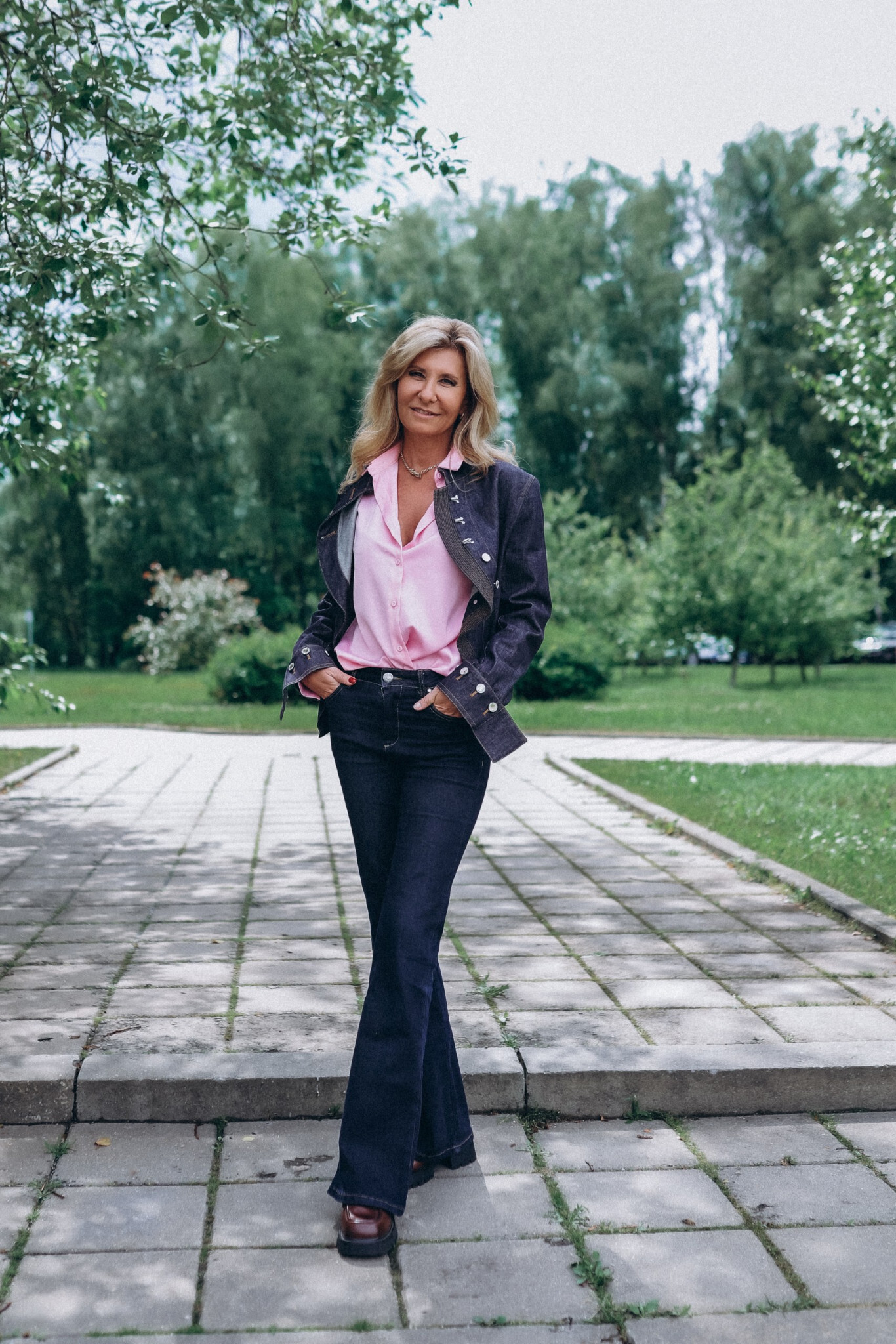 Екатерина Жуманова на прогулке в парке