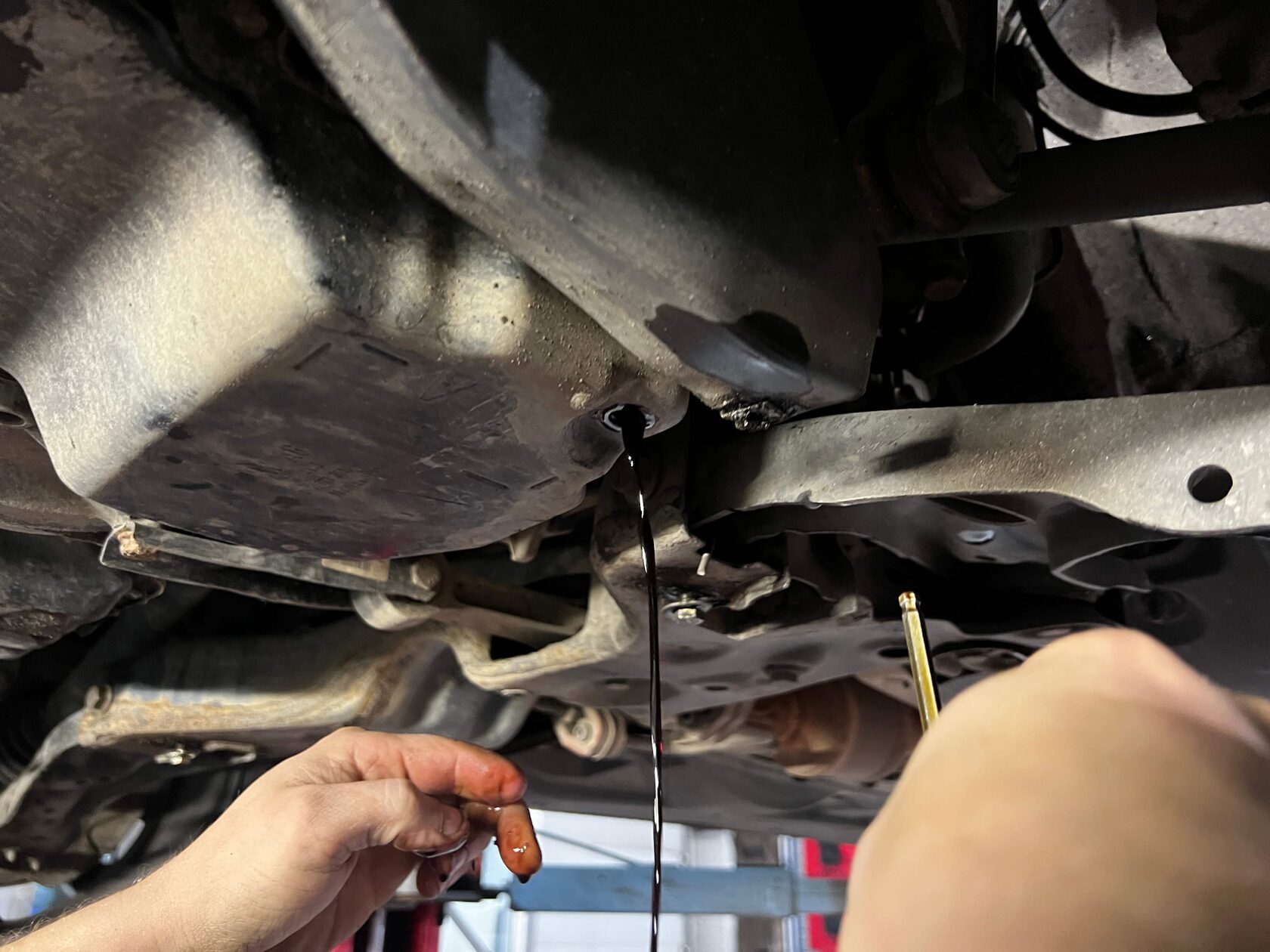 Слив масла через контрольную пробку