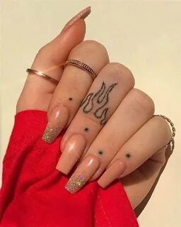 Татуировки на пальцах для девушек: особенности и идеи