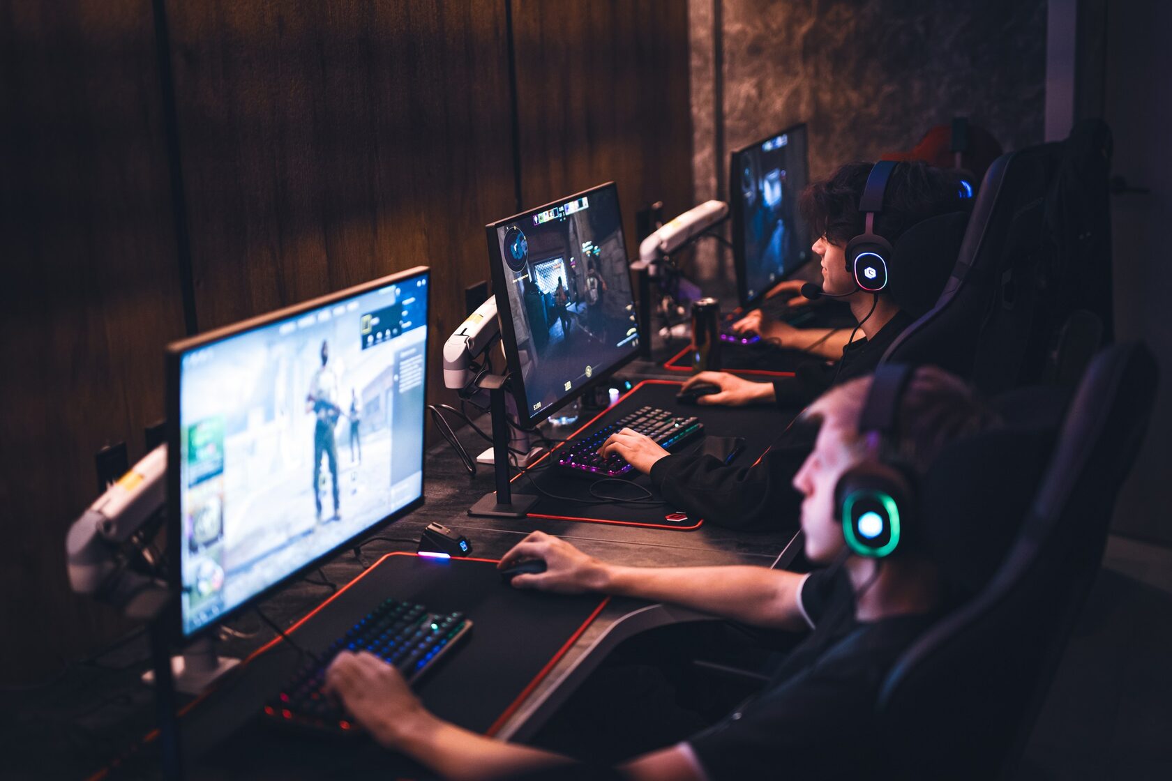 Гости ARENA играют за соседними компьютерами