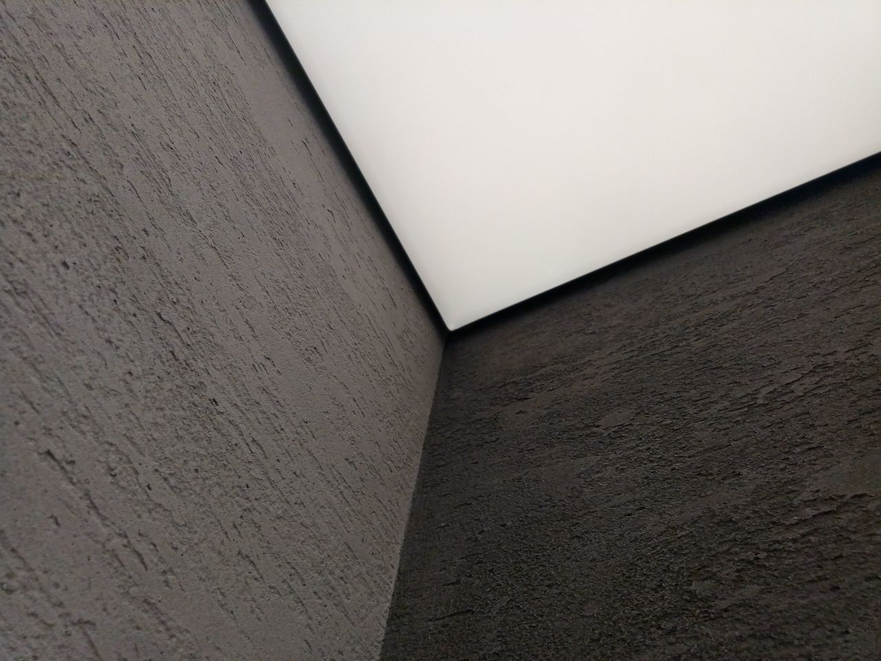 Черный плинтус для натяжного потолка фото