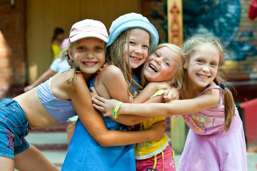 Девочки в летнем лагере фото