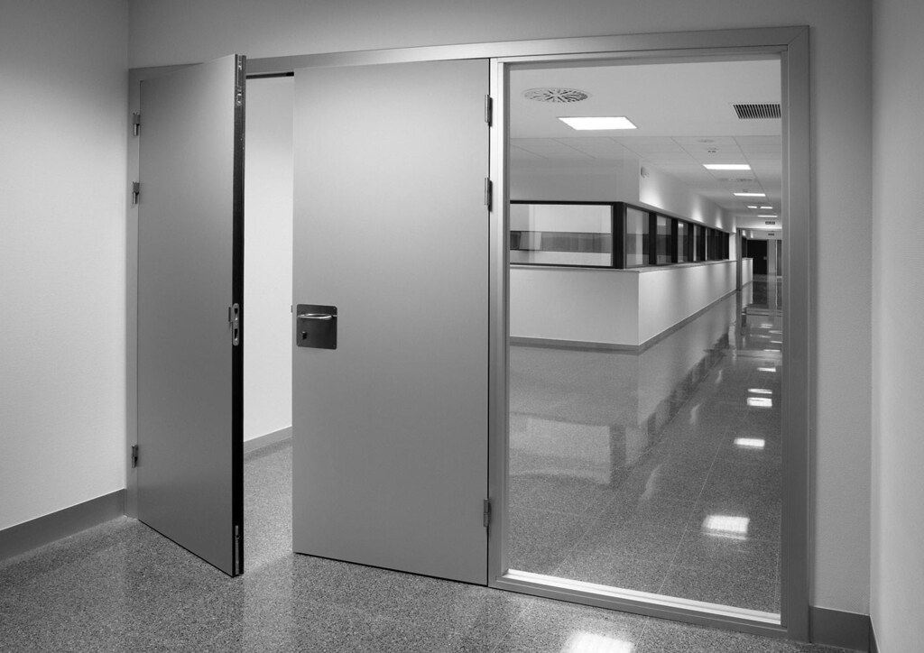 Распашные двери для медицинских учреждений. Двери из HPL пластика антивандальные. Особенности HPL-дверей в операционные:. Hospital Door. Двери для медицинских учреждений