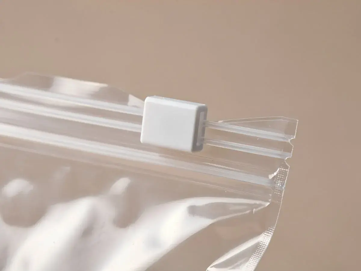 Бегунок на замке zip lock пакета крупным планом