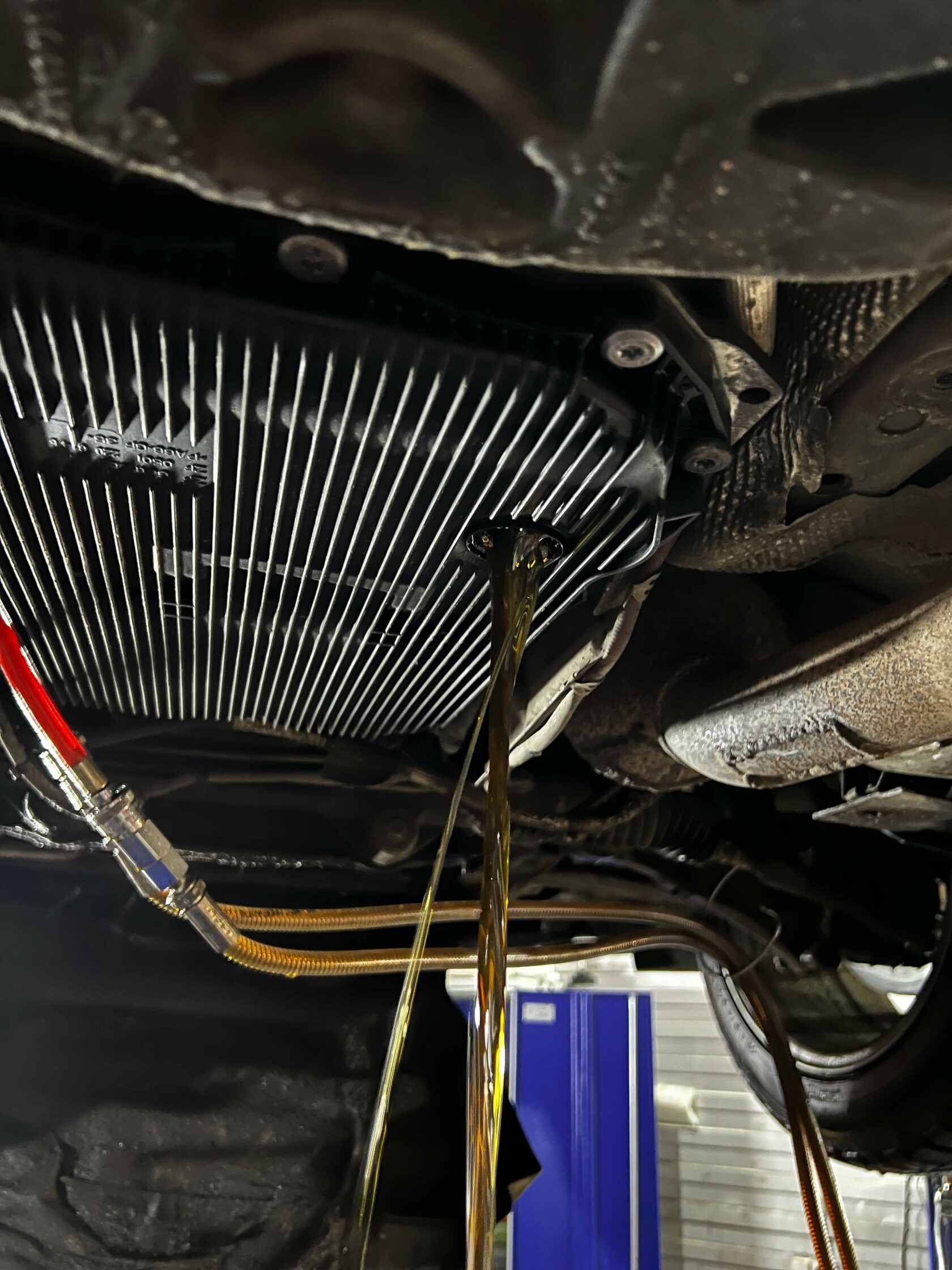 Слив масла из поддона Jaguar