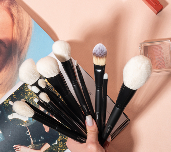 кисти с черными ручками в руке