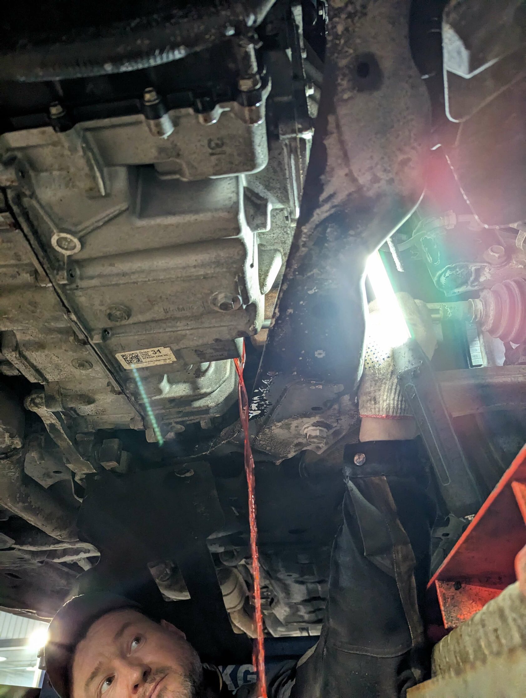 Проверка уровня масла через контрольную пробку