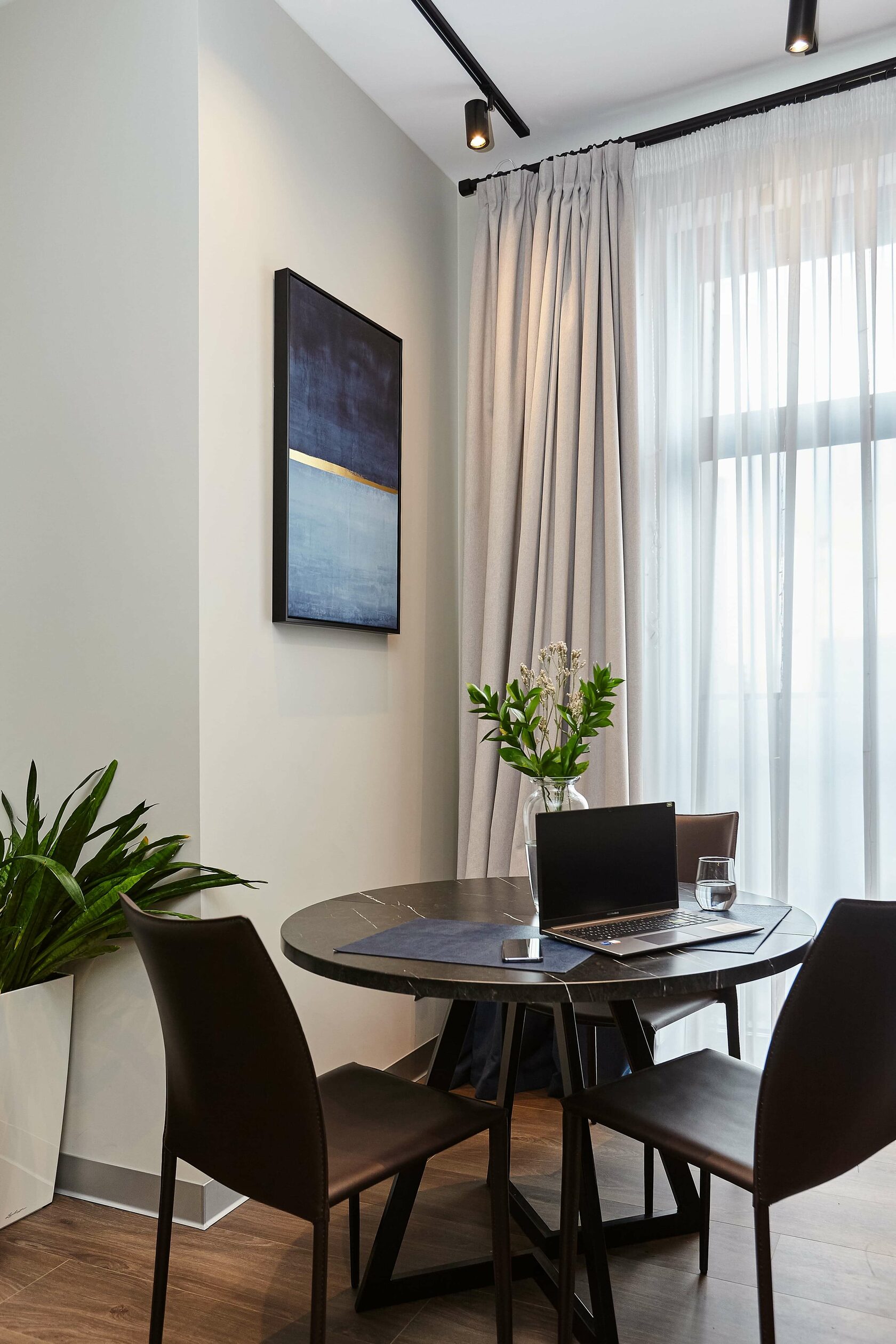 Зиларт - Дизайн интерьера спальни стол, стулья