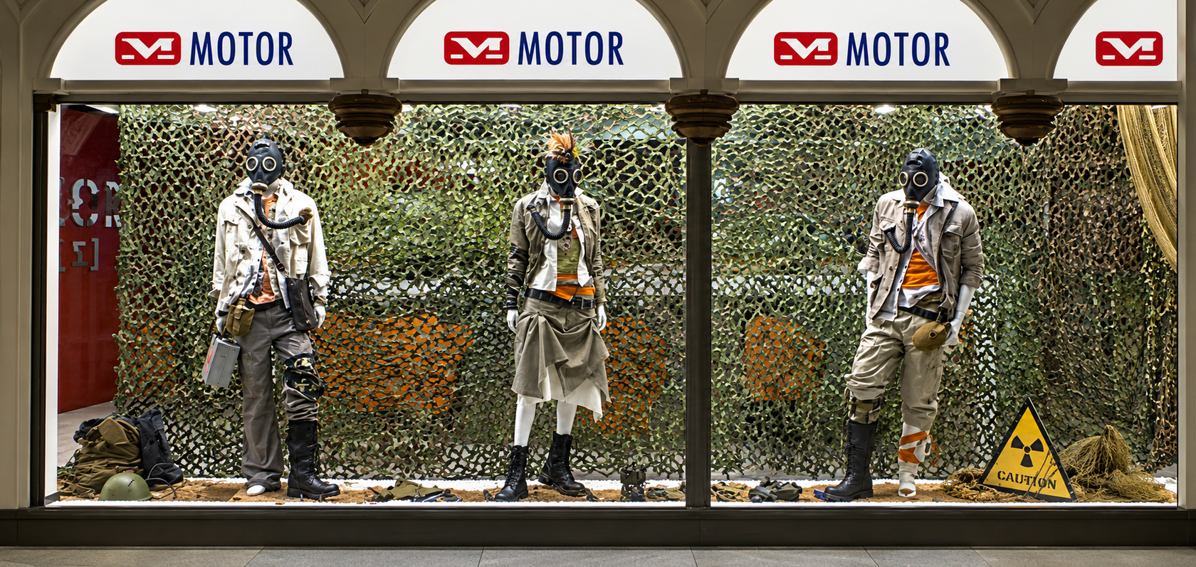 Витрина MOTOR к 23 февраля, ТЦ Охотный Ряд, 2005