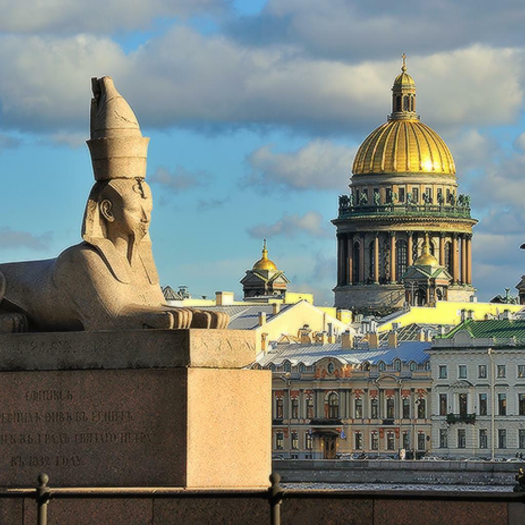 Знаменитые жители санкт петербурга. Университетская набережная в Санкт-Петербурге. Сфинксы на Университетской набережной. Памятник сфинкс в Санкт-Петербурге. Сфинксы на Университетской набережной в Санкт-Петербурге 2017.