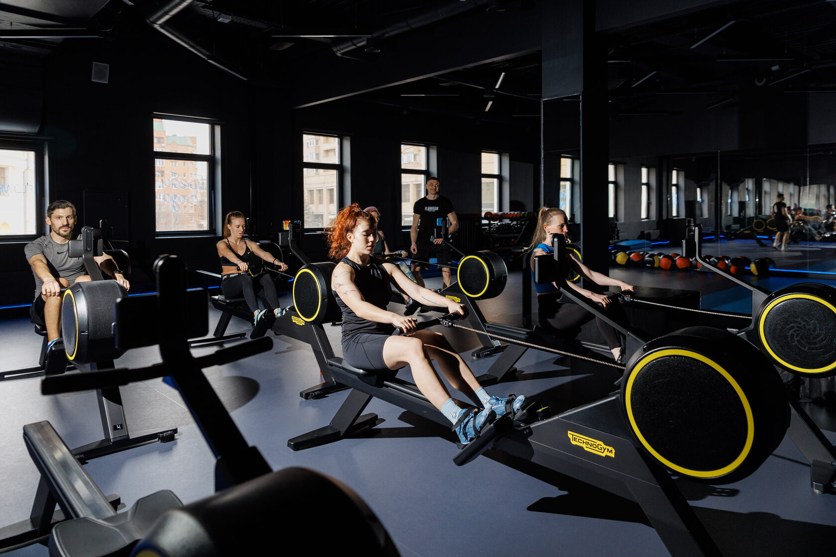 Тренировки на тренажёрах Technogym в студии гребли ФЛОУ РОУ