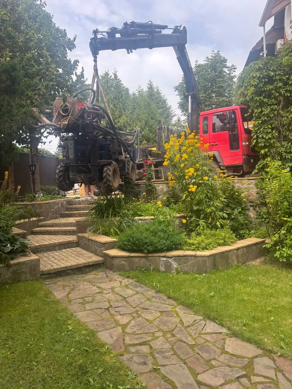 Перенос малогабаритной буровой установки краном на готовый участок в Шишкином лесу