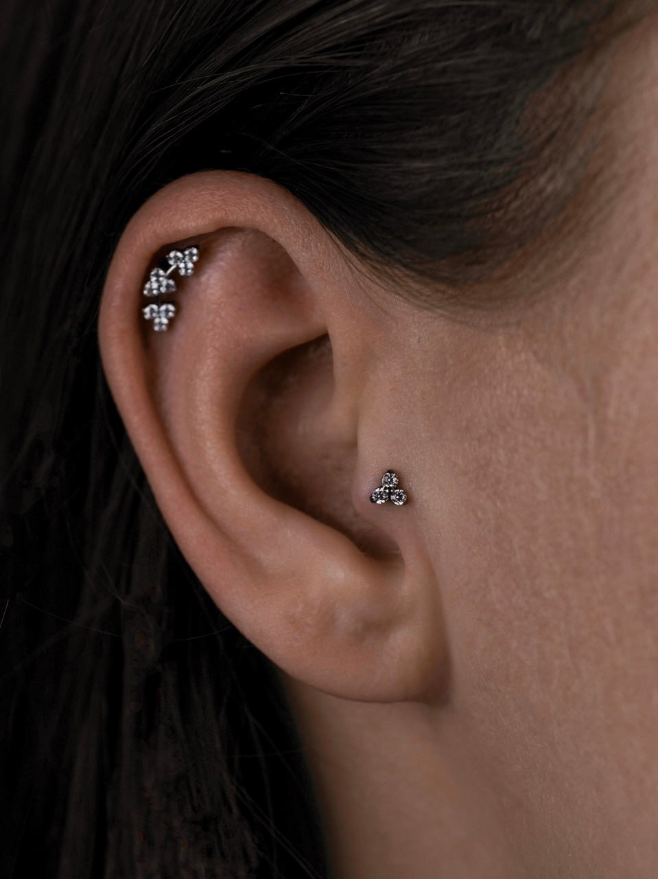 Пирсинг трагус с декоративным украшением