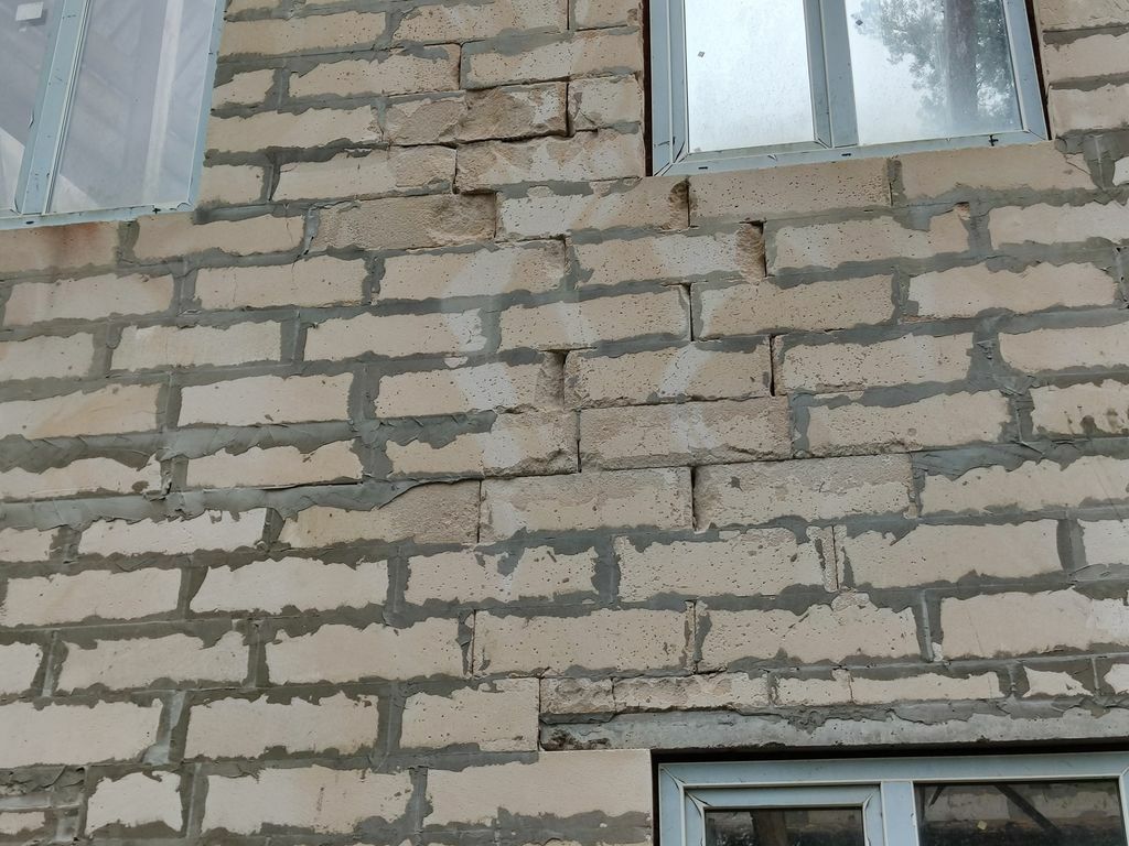 Разрушение и расслоение газобетонных блоков кладки стен в местах увлажнения и замораживания – наибольшие повреждения получили нижние и верхние ряды кладки, а также подоконные зоны со стороны фасадов.