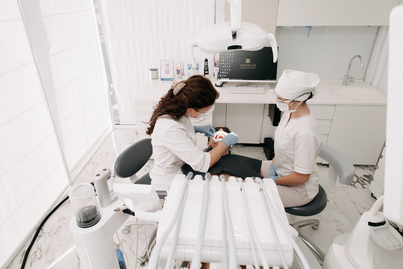 Осмотр перед профессиональной гигиеной в MEDICUS