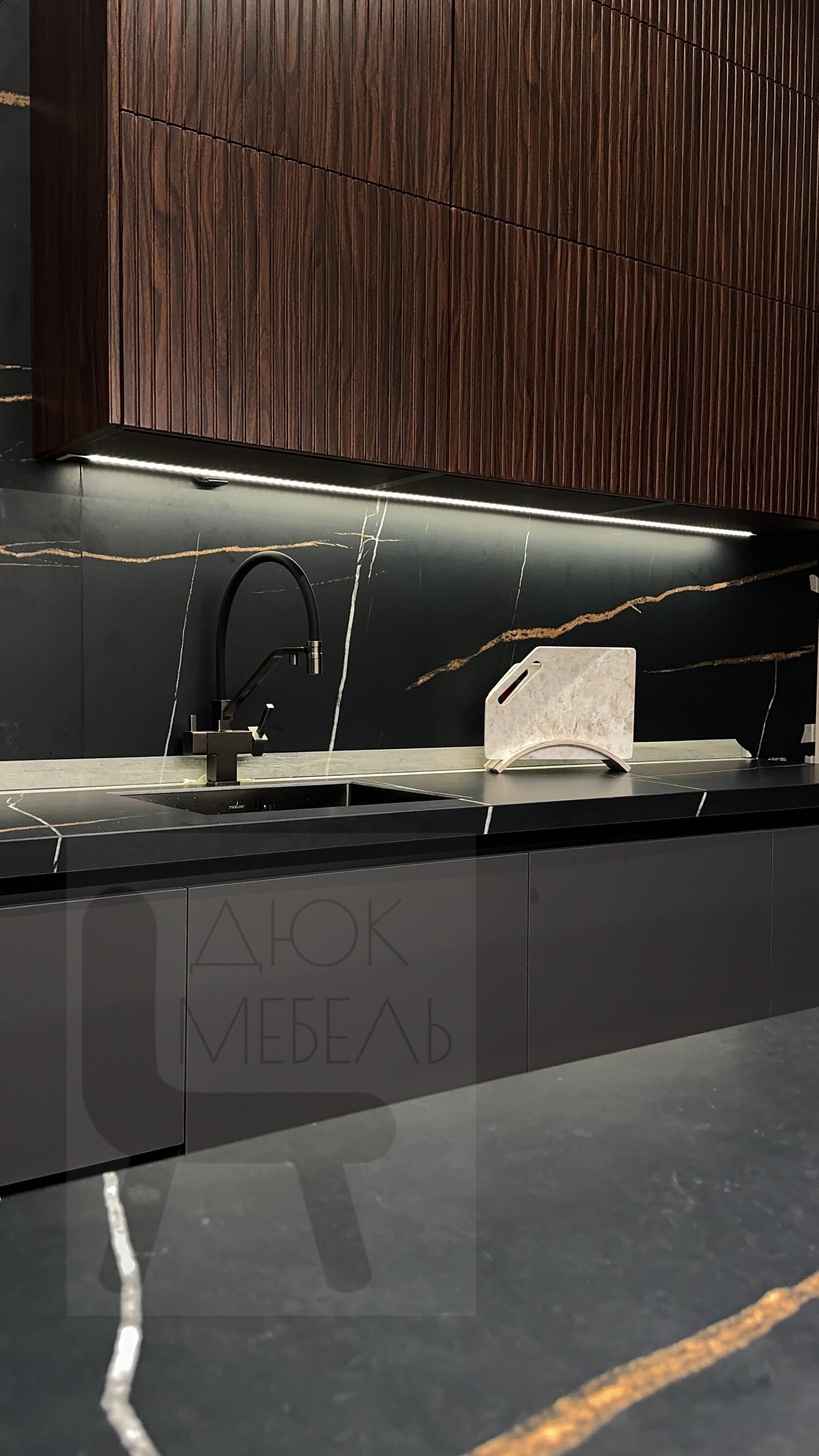 Кухня под ключ Краснодар — мраморный фартук и АГТ фасады