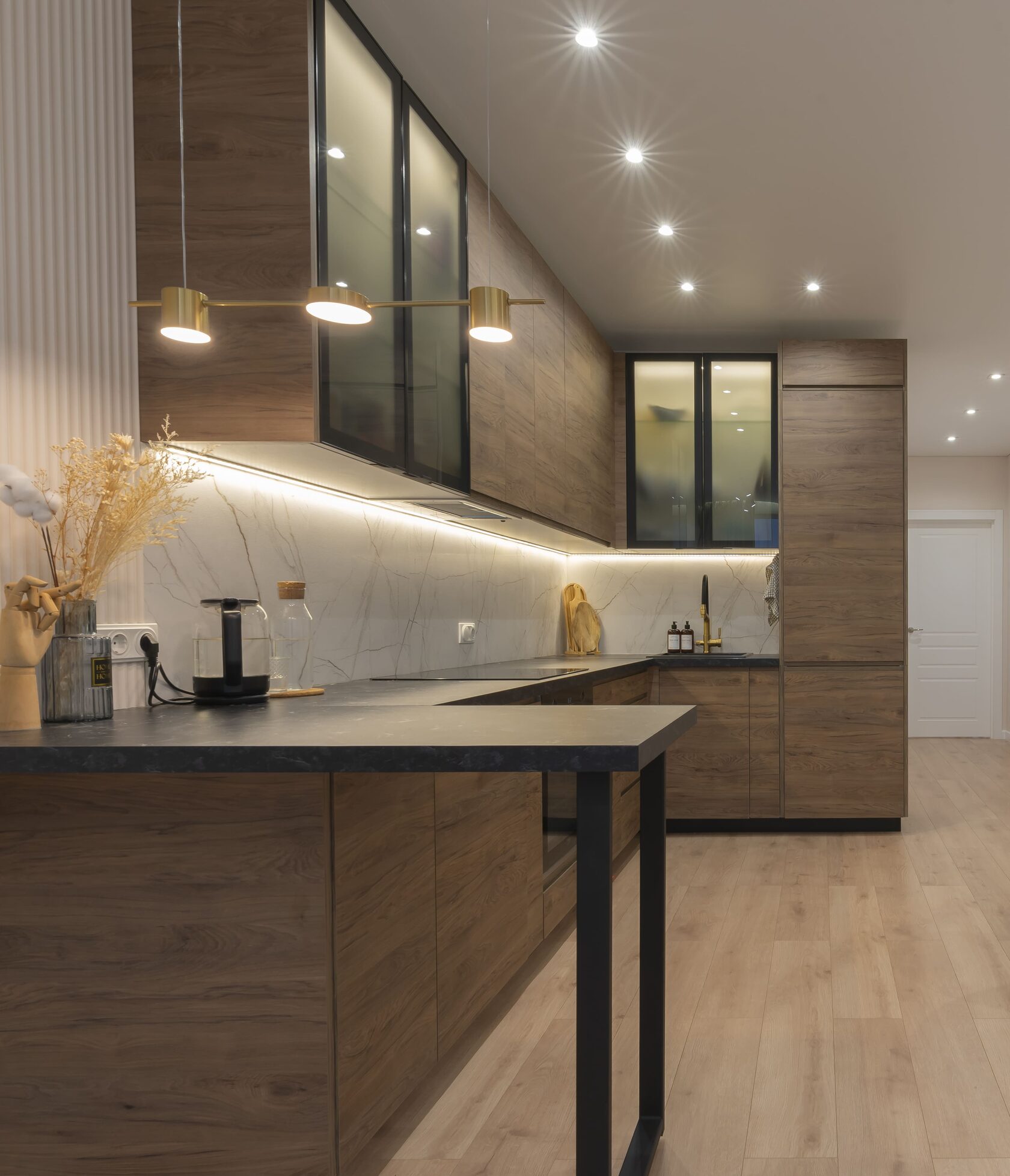 Ремонт кухни-гостиной — зонирование, современные материалы, встроенное освещение