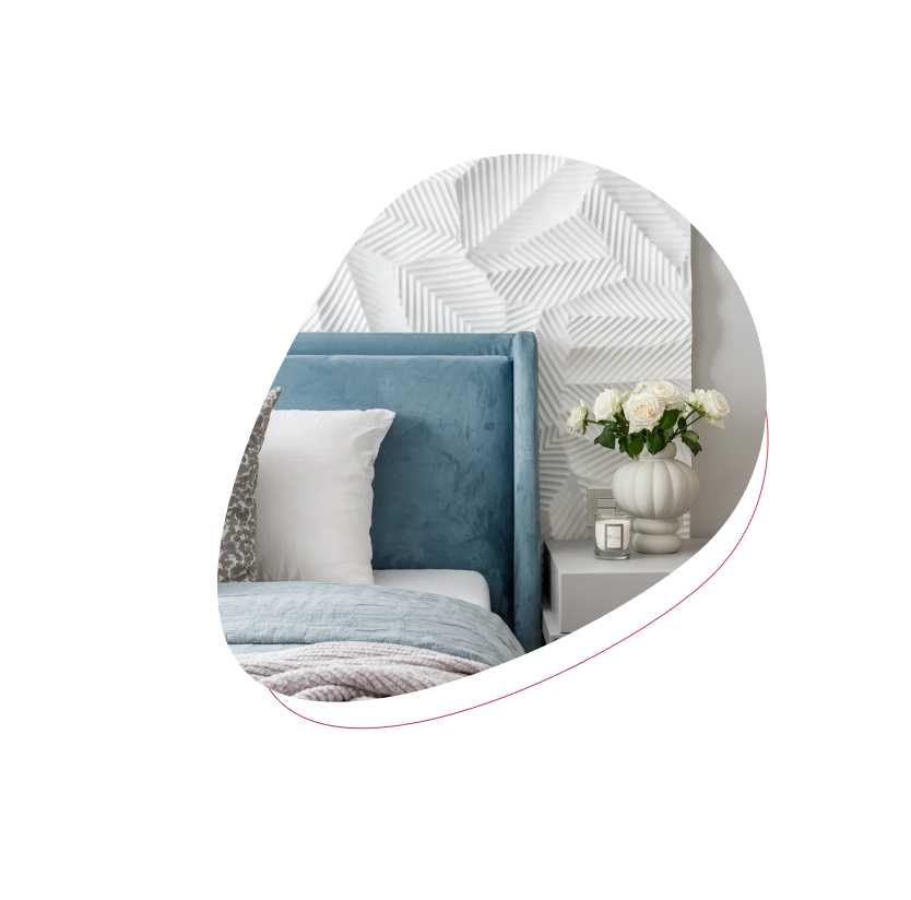 Кровать в голубых тонах в светлой комнате с комплектацией от малины