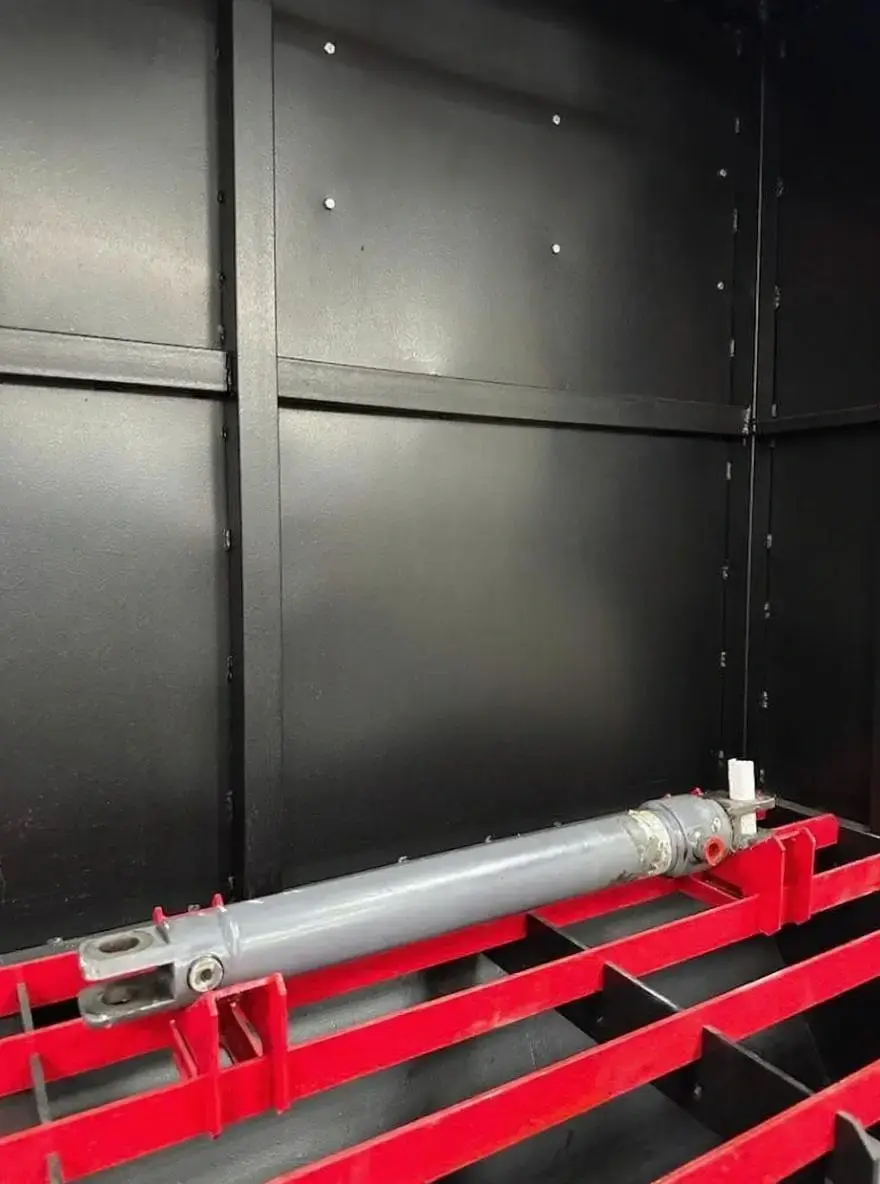 Гидроцилиндр в процессе ремонта в мастерской