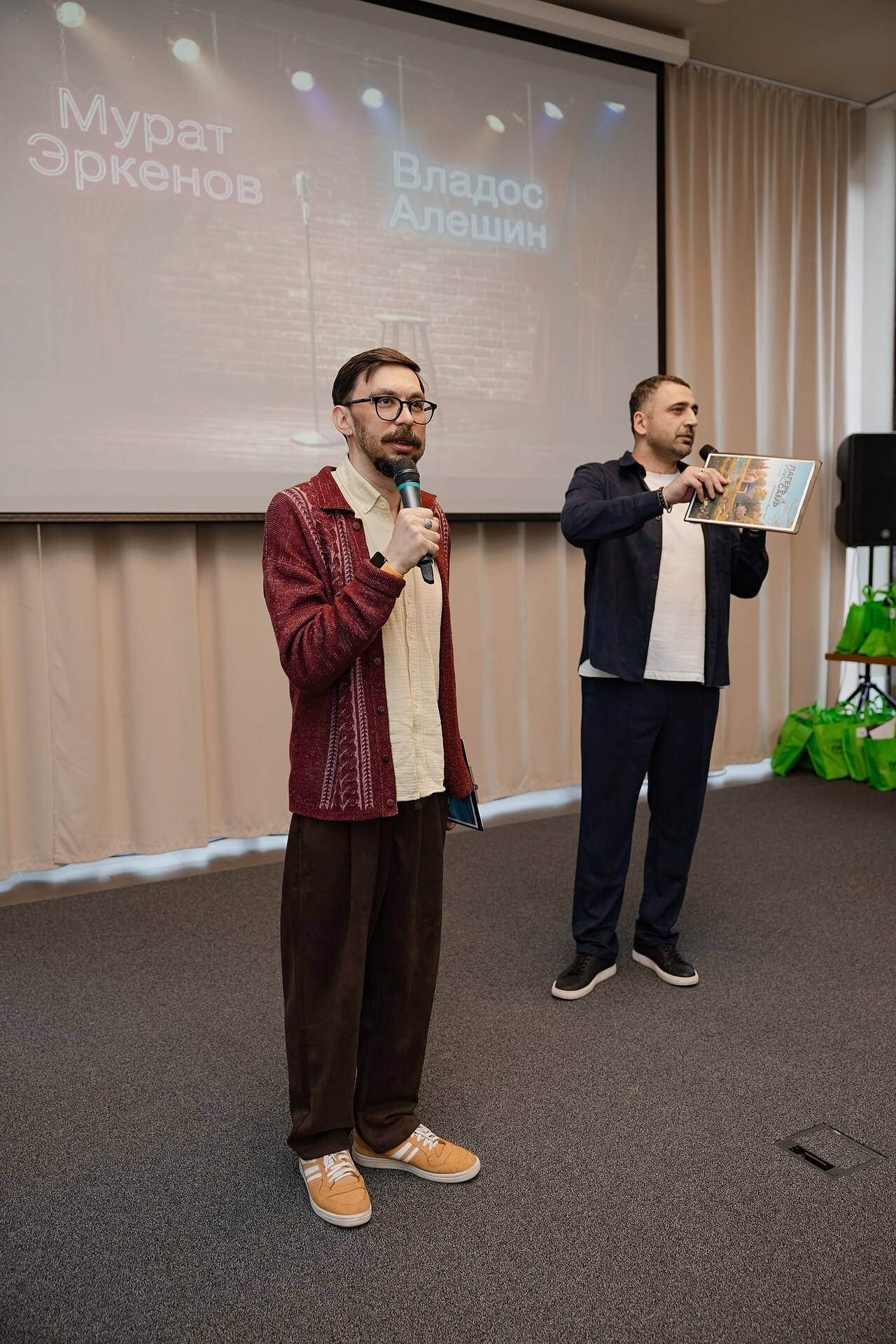 Спикеры на сцене ИЖС КЕМП