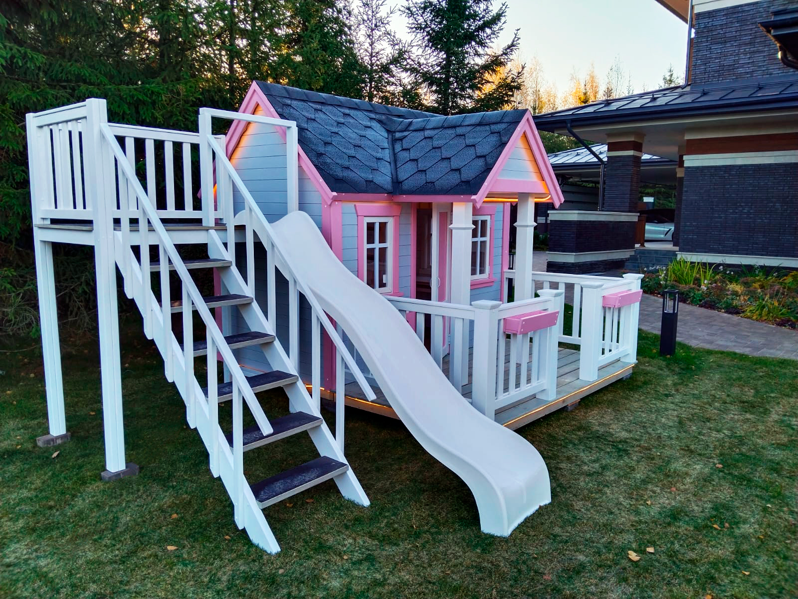 Детский игровой домик из дерева “Твой Детский Домик” в холодной Казани. Зимняя сказка для вашего ребенка.