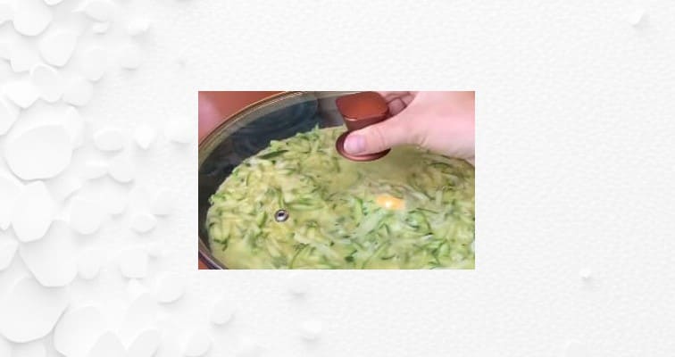 Приготовление омлета с кабачком и сыром на сковороде: шаг 10