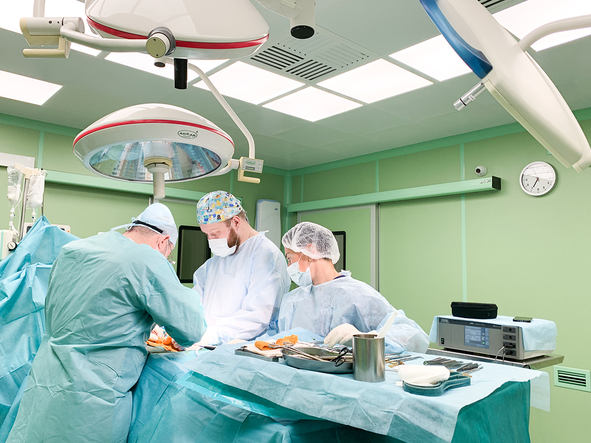 фаллопротезирование в Москве, врачи работают в операционной. Установка протеза полового члена Coloplast Titan Touch