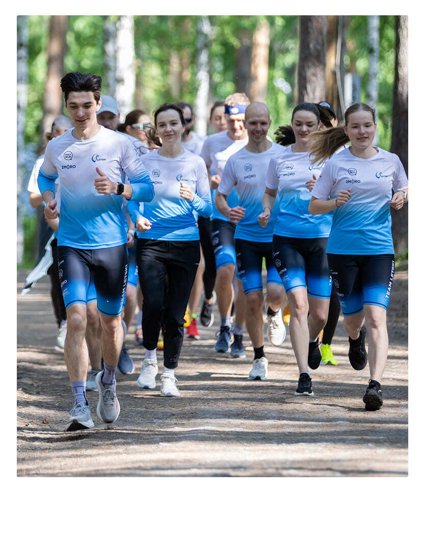 Групповая пробежка в лесу