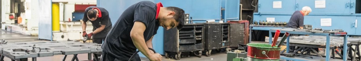 Рабочие на сборке в цехе машинное зрение