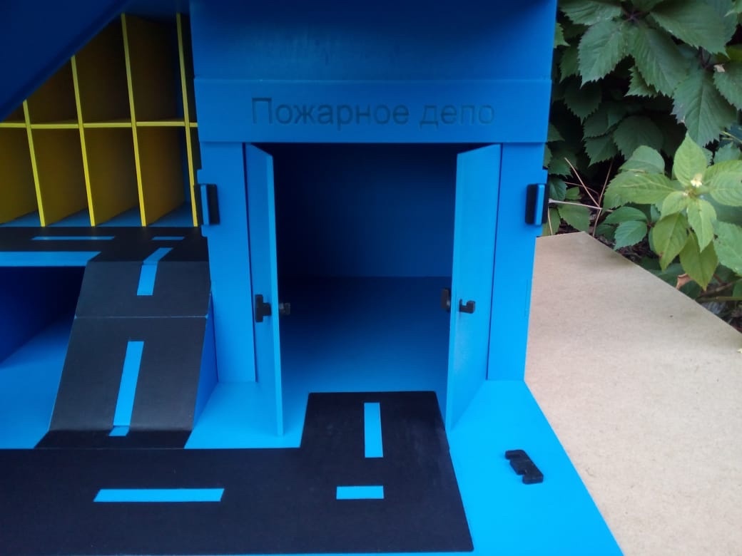 Парковка большая, с трамплином из фанеры