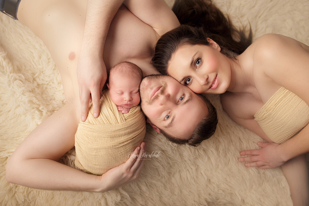 Фотосессия младенца с родителями