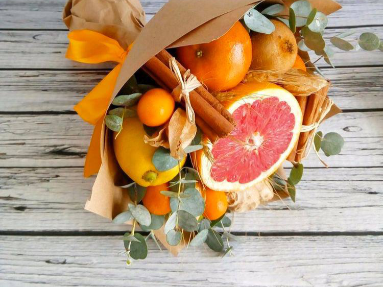 фото парня и девушки на романтическом свидании в публичном месте