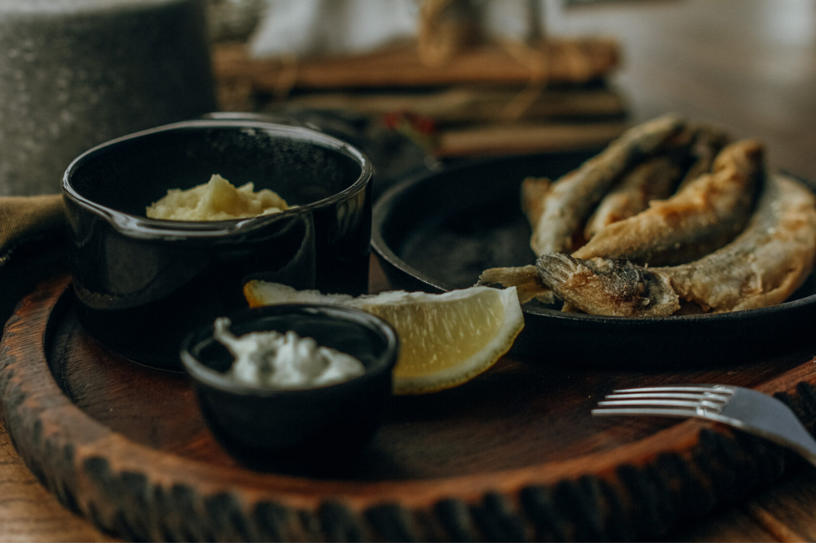 Поджарка из оленины с брусничным соусом и картофельным пюре