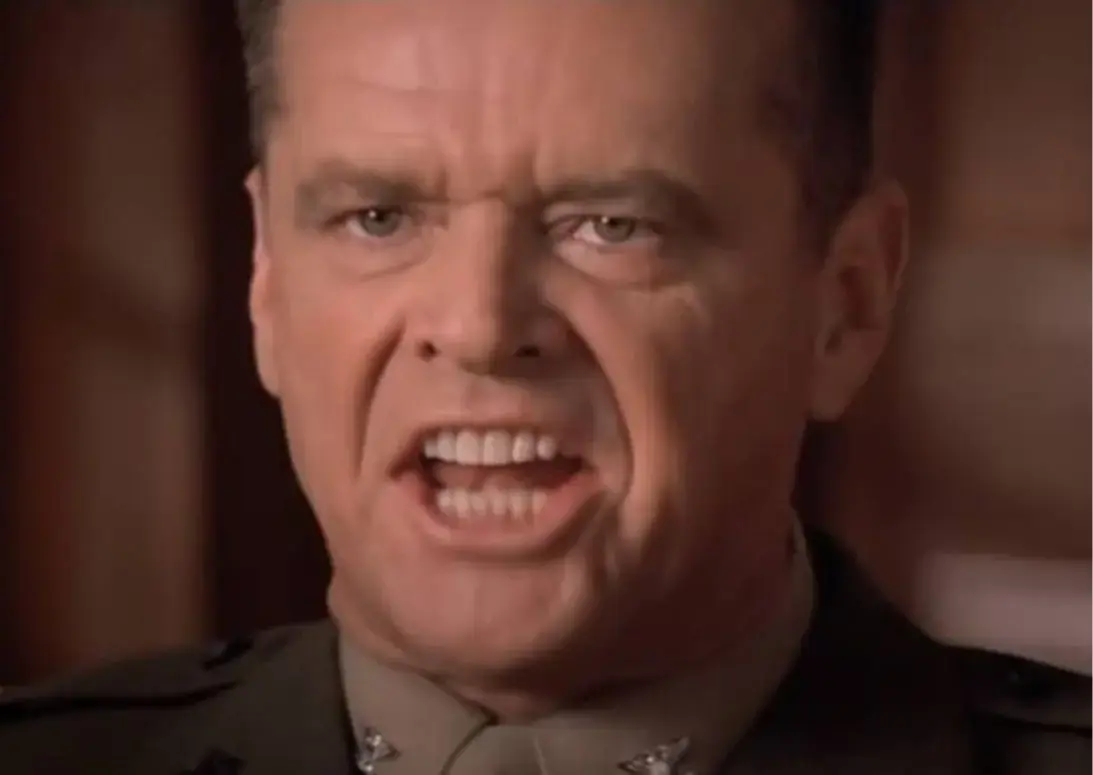 Кадр из фильма: мужчина в военной форме кричит во время допроса — сцена, ставшая источником фразы «You can’t handle the truth!»