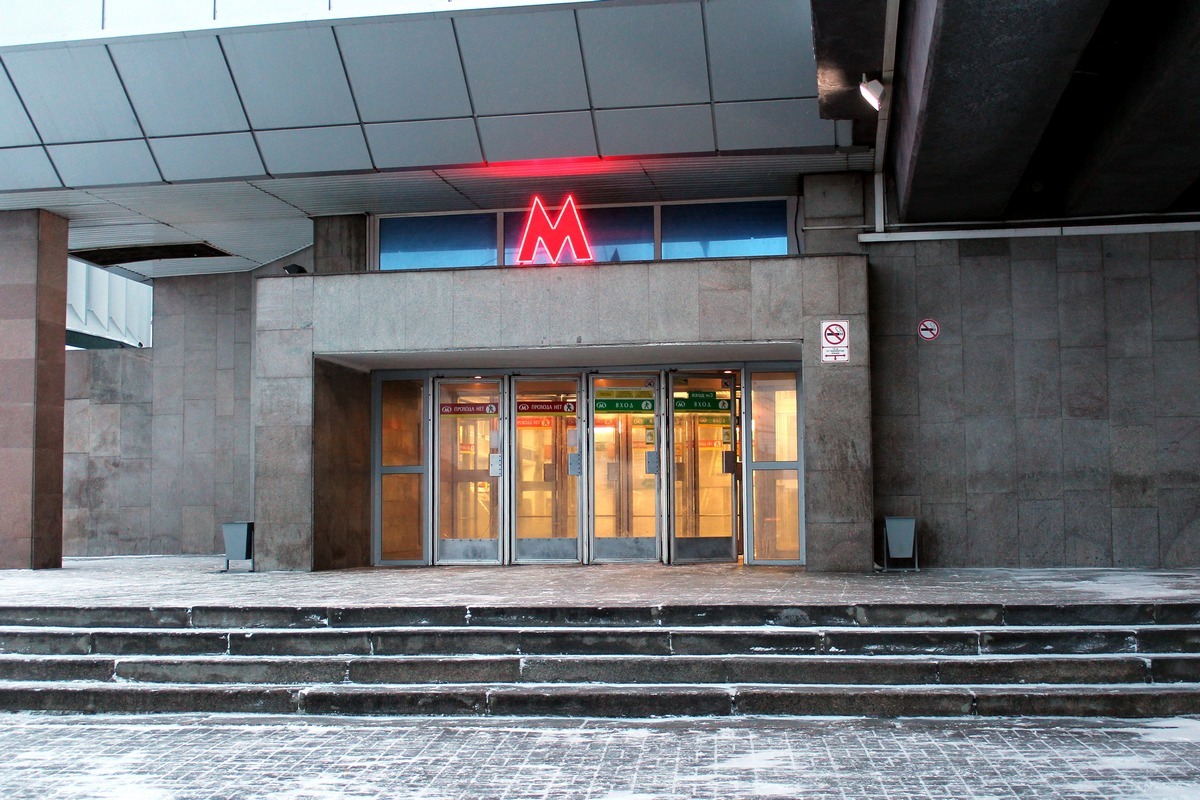 Метро Речной вокзал Новосибирск — вид на станцию рядом с новостройками