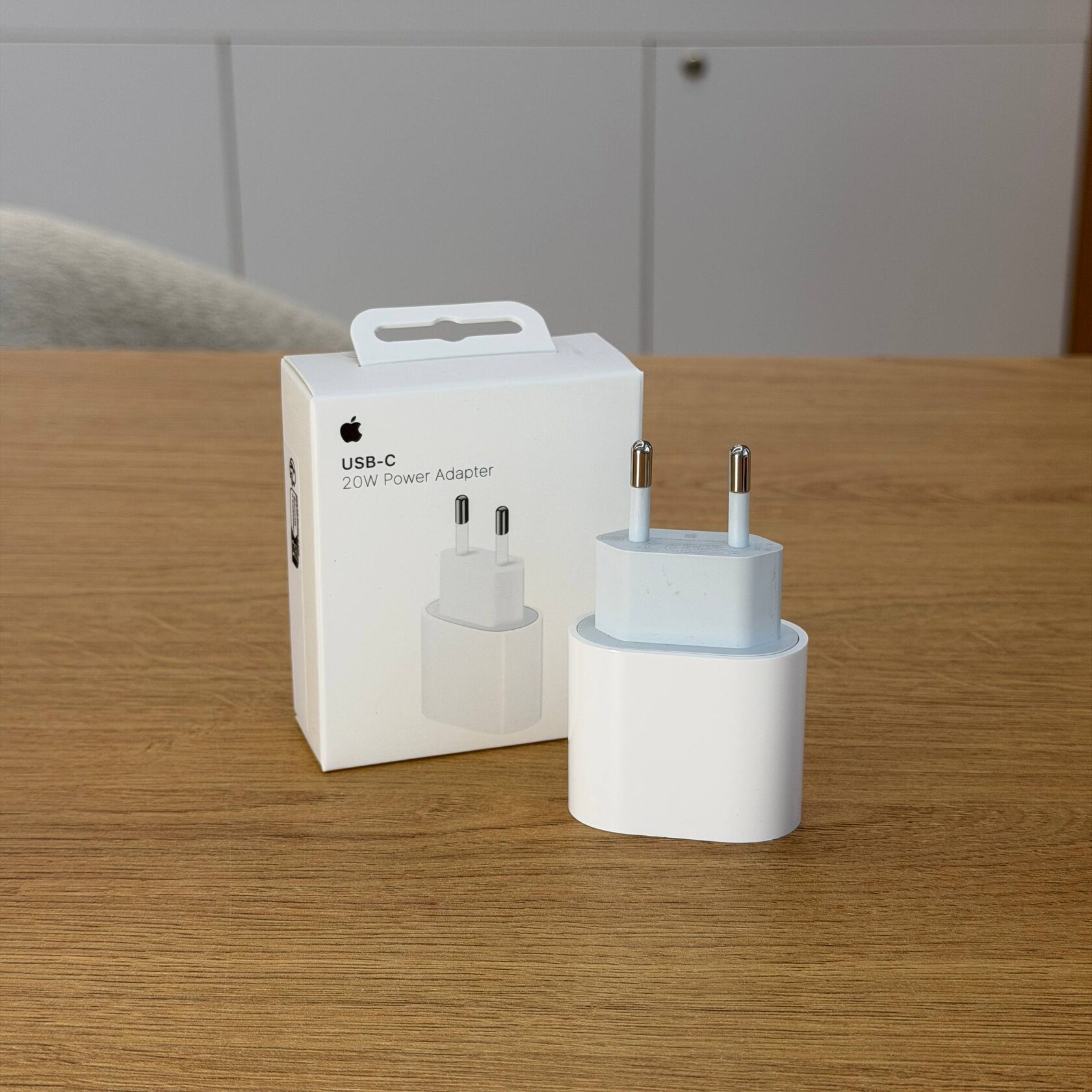 Apple 20W: базовая зарядка без компромиссов