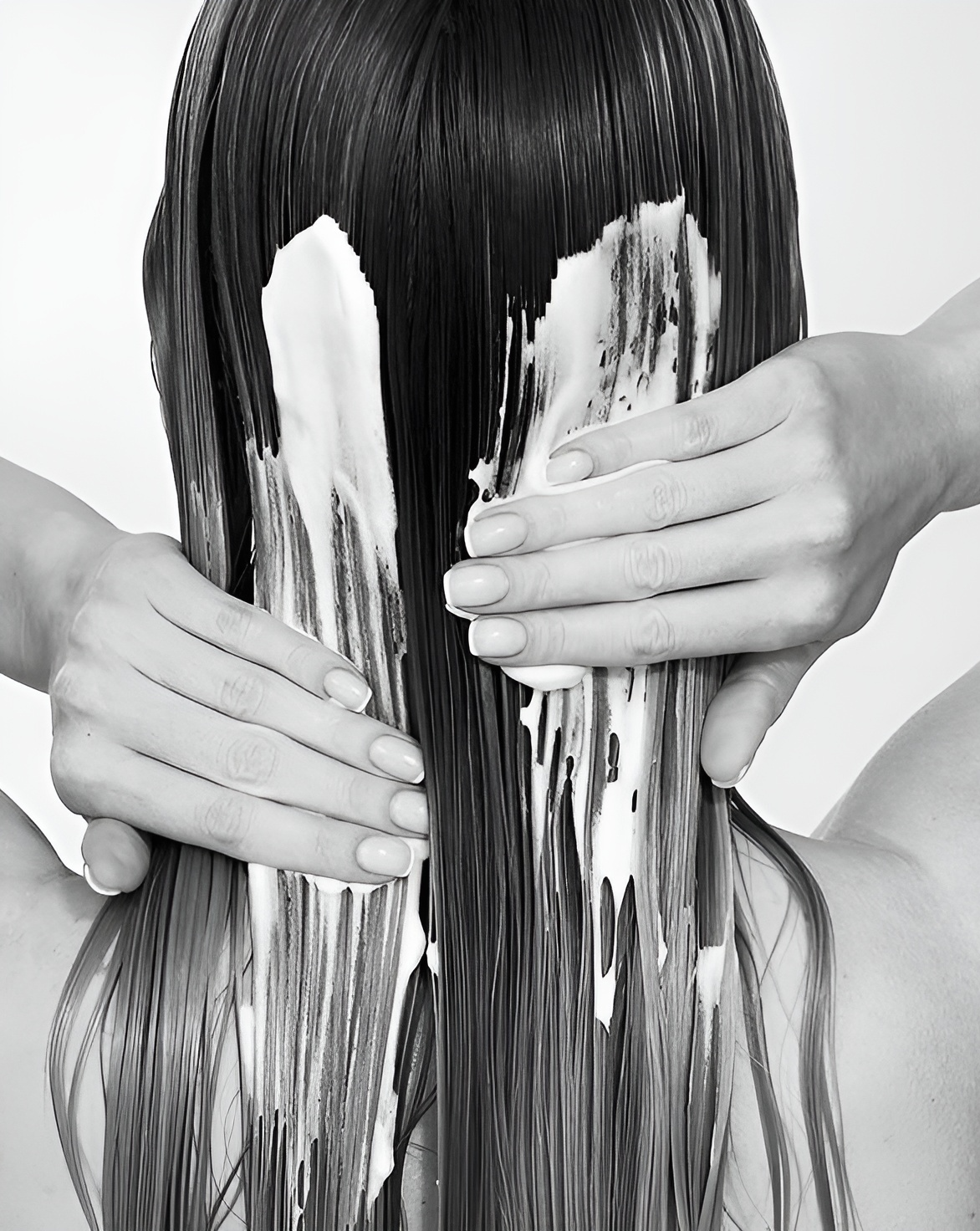 девушка распределяет маску на волосы