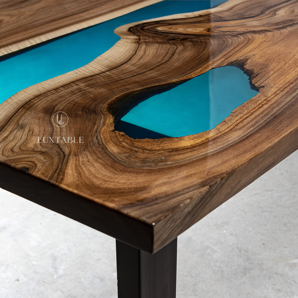 Epoxidharz Tische Alagoas aus europäischem Nussbaum und hellblauem Epoxidharz mit Metallic Effekt