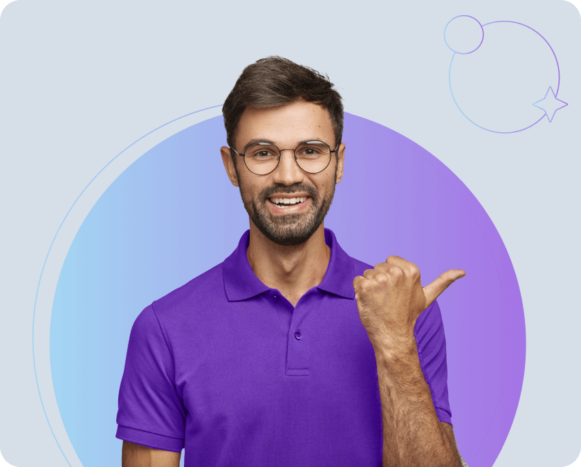 Мужчина в фиолетовом поло и очках улыбается и указывает рукой в правую часть экрана 