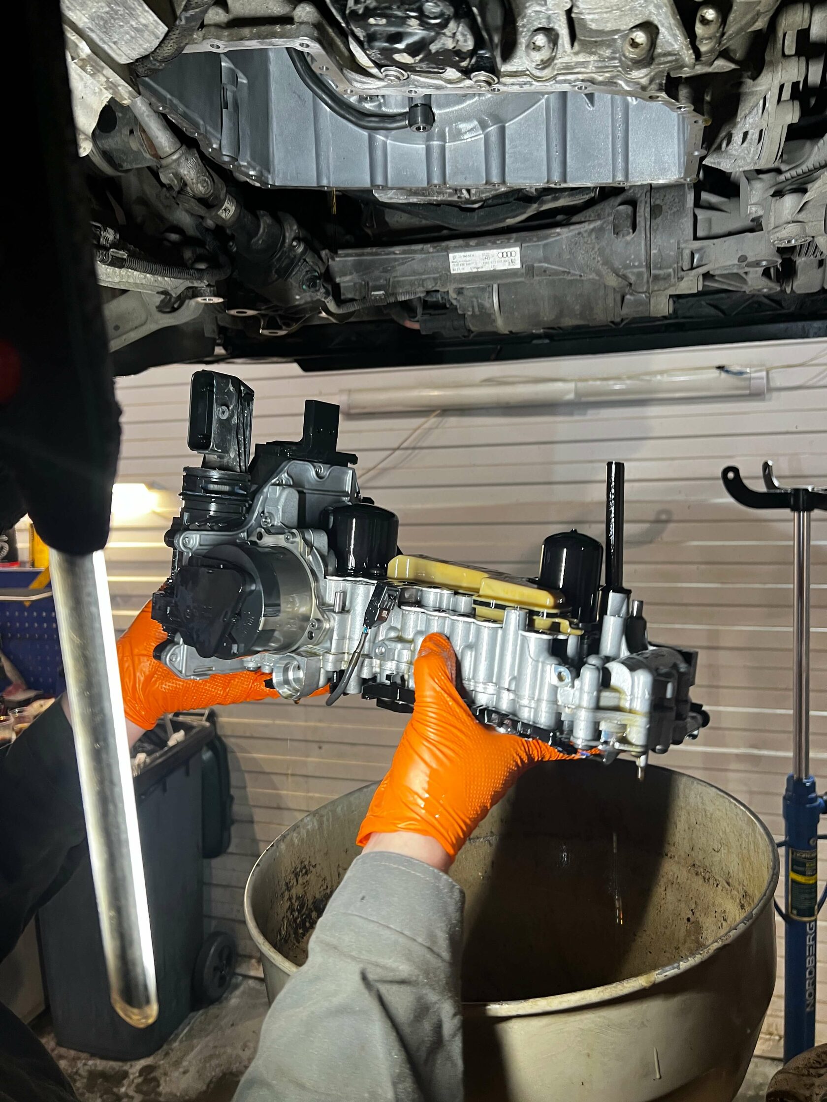 Снимаем гидроблок для замены фильтров