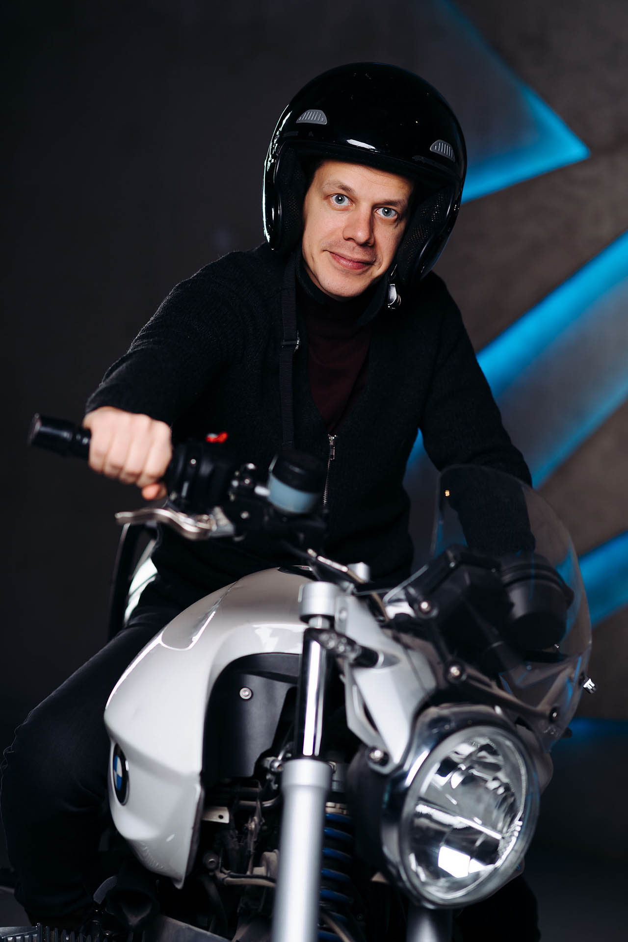 Фотография мужчины на мотоцикле