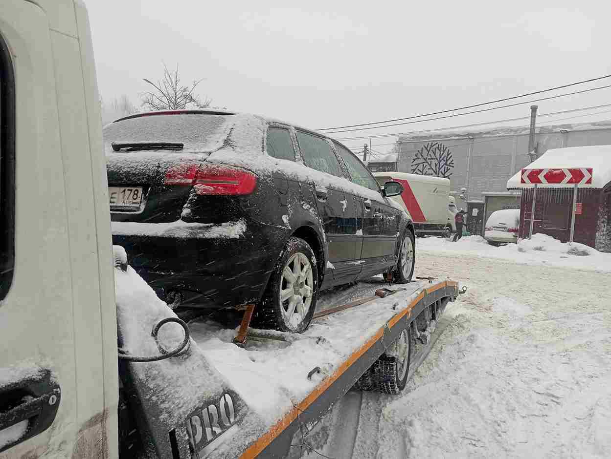 Эвакуация автомобиля Audi A3 с Лесного проспекта в Выборгском районе Санкт-Петербурга