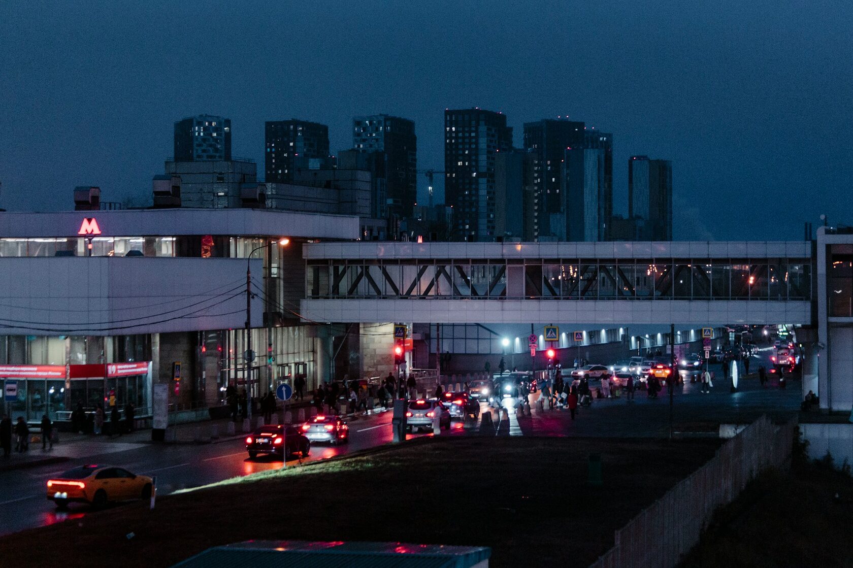 Вечерние улицы Москвы — трафик в центре столицы