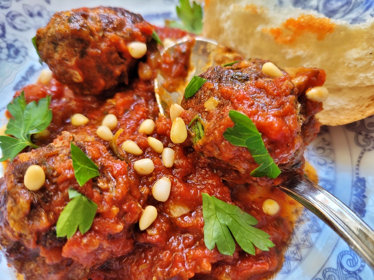 Мясные шарики в томатном соусе. Средиземноморская кухня . Фото рецепт.