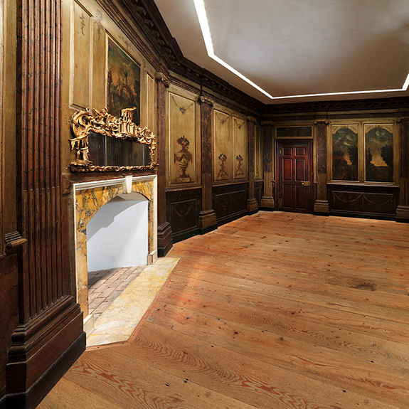 Деревянные панели с росписью в интерьере XIX века