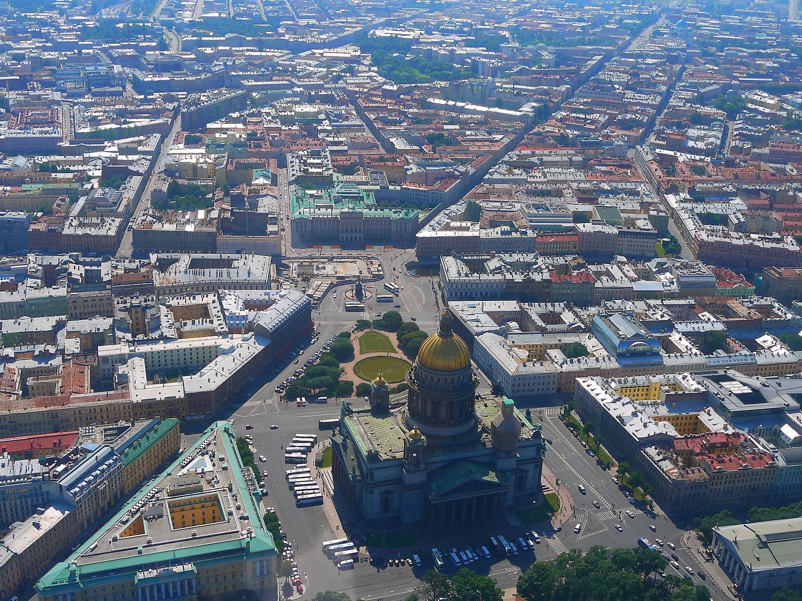 Исторический центр Санкт-Петербурга с высоты: Исаакиевский собор и кварталы вокруг