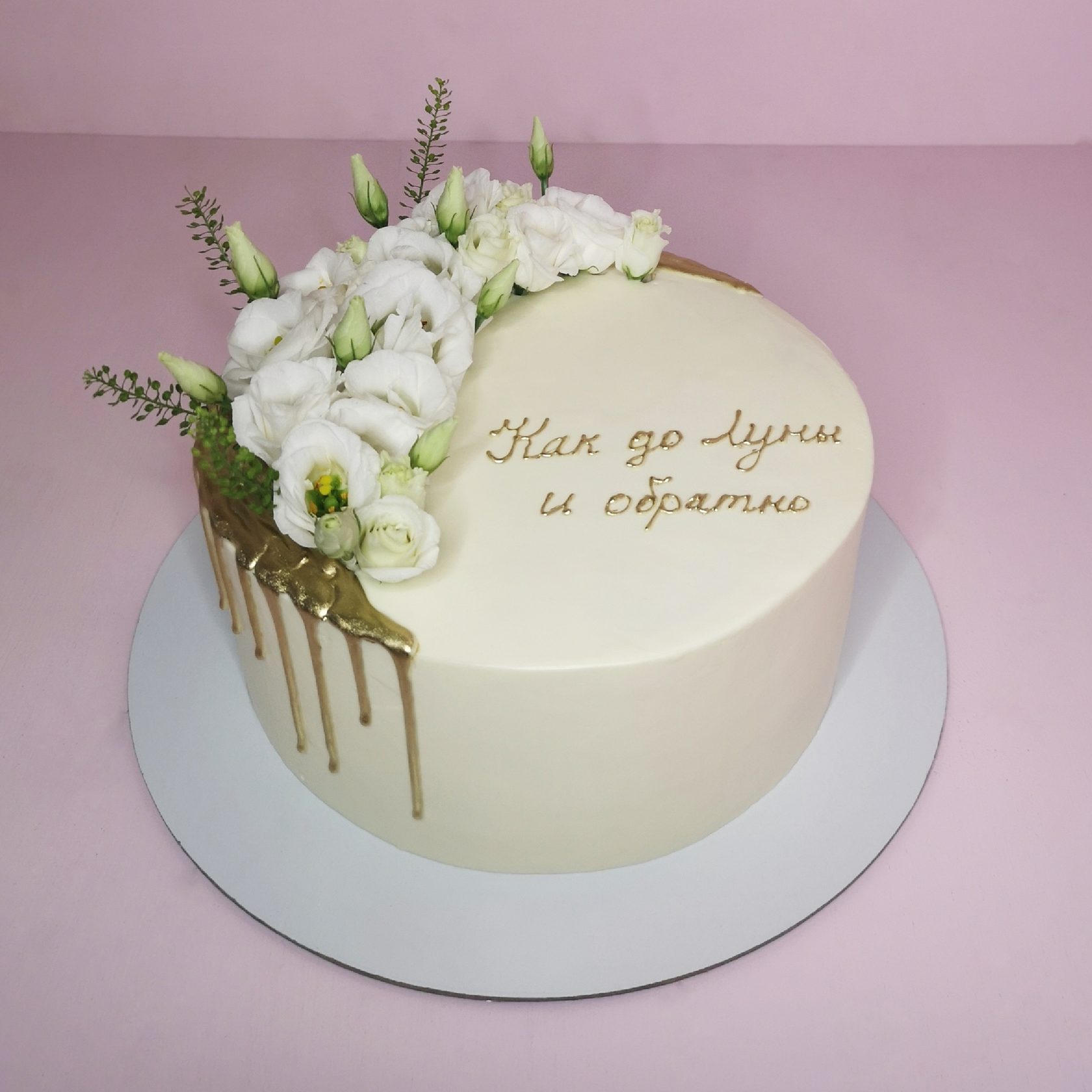 Тортдеко. Нежный торт для женщины. Торт с цветами. Декор торта для девушки. Нежный декор торта.