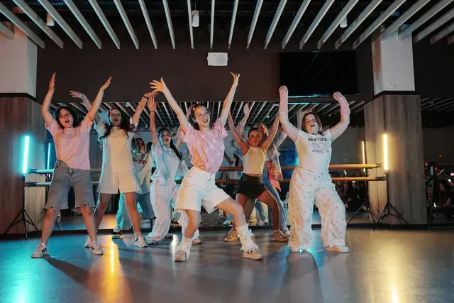 Ученицы VYSOTA исполняют K-pop хореографию в студии