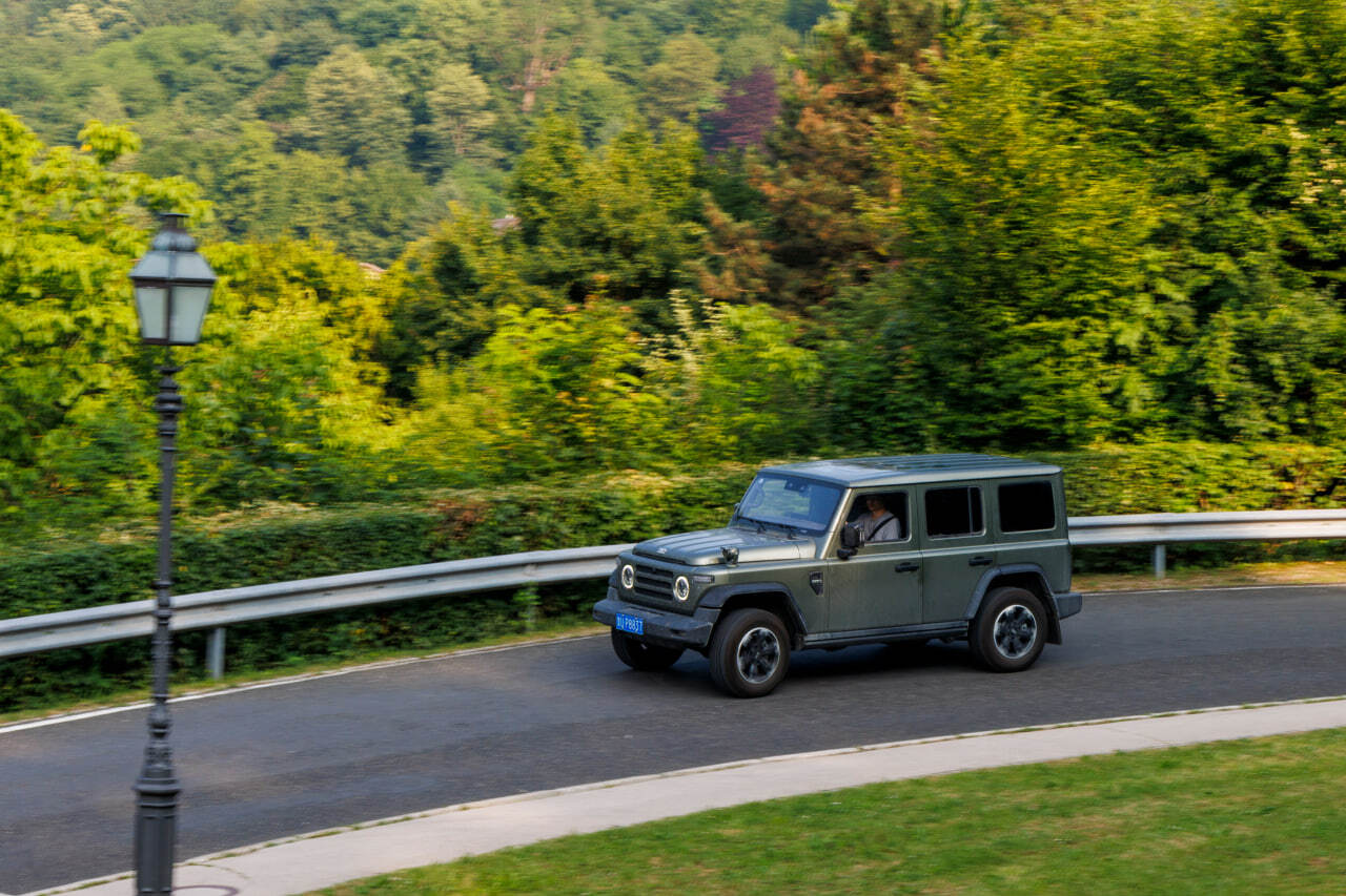 212 T01 Adventurer RUS на загородной дороге